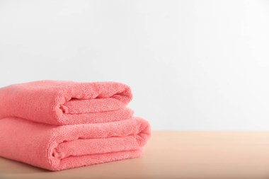 Açık renkli karşı masada temiz havlu