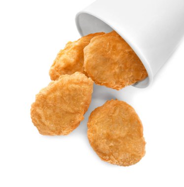 Kağıt bardak beyaz zemin üzerine lezzetli tavuk nuggets ile