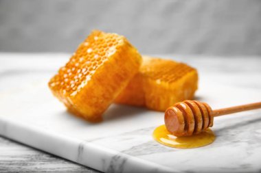 Taze peteğin ve mermer masa, closeup üzerinde ahşap Kepçe