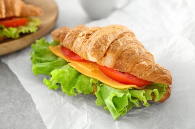 Lezzetli taze kruvasan sandviç tablo