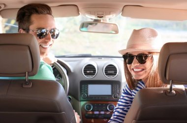 Arabadaki güzel genç çift.