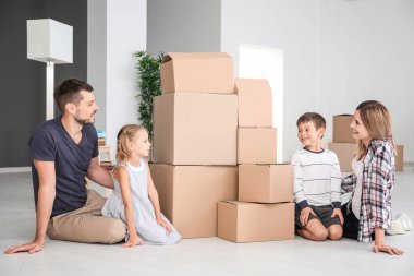 Yeni dairede karton kutular ile mutlu aile