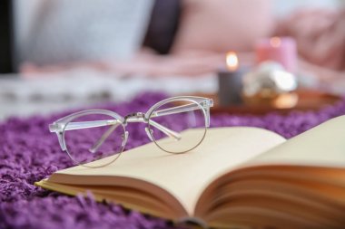 Yumuşak halı, closeup gözlüklü açık kitap