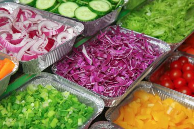 Salata barını çeşitli malzemelerle kapatın.