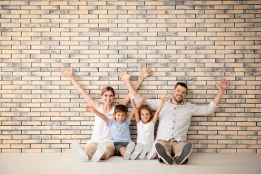 Mutlu aile yeni boş daire katında oturan