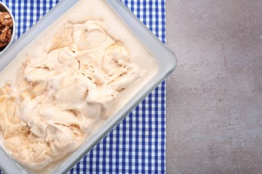 Cam yemek masada lezzetli dondurma ile