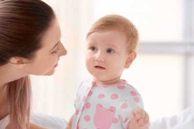 Evde annesi ile şirin bebek