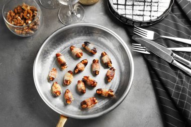 Pastırma tarihleri tavada sarılmış.