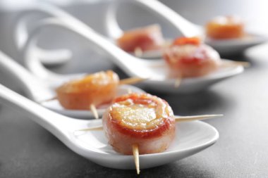 Kaşık pastırma ile tarak masada, closeup sarılmış.