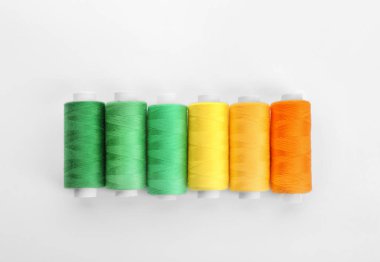 Beyaz arka plan üzerinde renkli dikiş ipliği