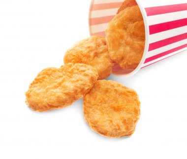 Kağıt bardak beyaz zemin üzerine lezzetli tavuk nuggets ile