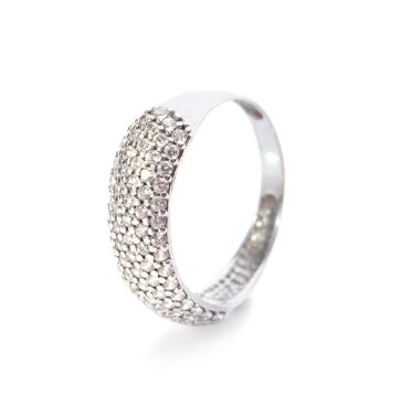 Beyaz arka plan üzerinde güzel nişan yüzüğü