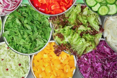 Salata barını çeşitli malzemelerle kapatın.