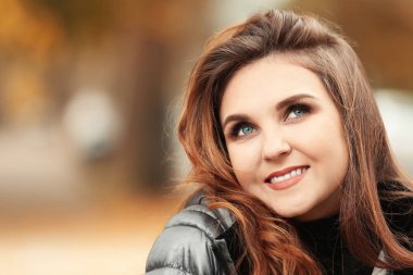 Açık havada kirpi ceketli güzel gülümseyen kadın