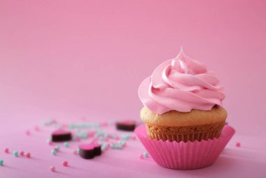 Renk arka plan üzerinde lezzetli kek