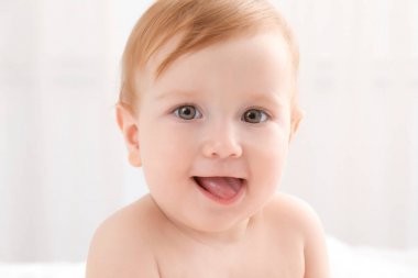 Evde küçük şirin bir bebek.