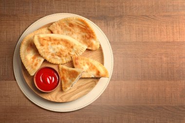 Ahşap plaka lezzetli et samosas ve masada sos ile