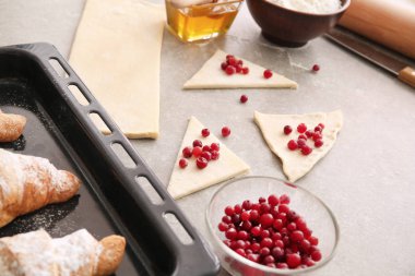 Çilek tablo ile ham puf böreği