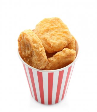 Kağıt bardak beyaz zemin üzerine lezzetli tavuk nuggets ile