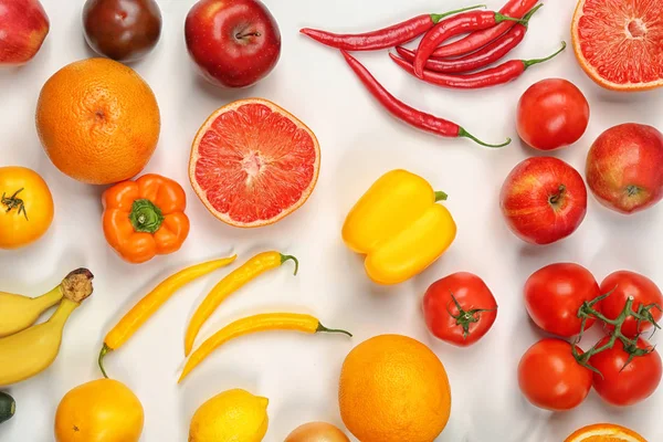 Kreatywnych Kompozycji Owoców Warzyw Kolorach Tęczy Białym Tle Płaskie Leżał — Zdjęcie stockowe