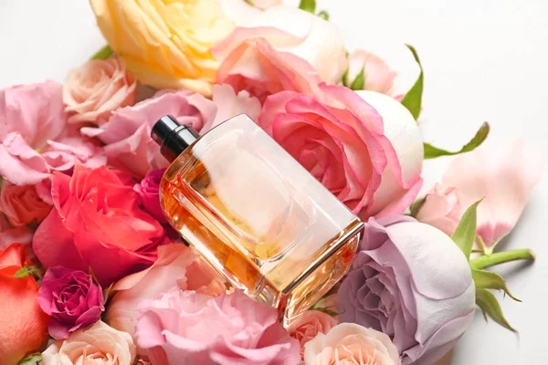 Fles parfum op mooie bloemen — Stockfoto