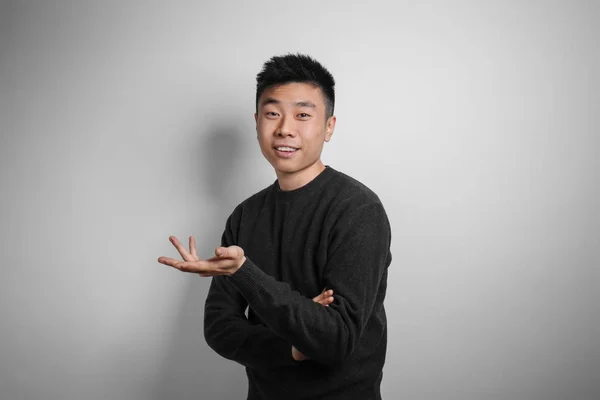 Işık arka plan üzerinde genç Asyalı adam portresi — Stok fotoğraf
