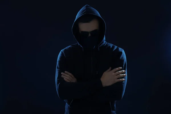 Hacker em máscara no fundo escuro — Fotografia de Stock