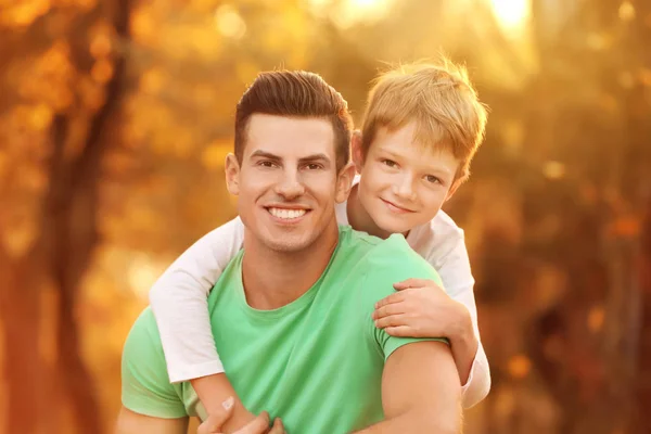 Vater und Sohn an sonnigem Tag im Freien — Stockfoto