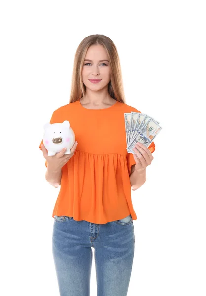 ผู้หญิงสาวถือธนาคารหมูและเงินบนพื้นหลังสีขาว — ภาพถ่ายสต็อก
