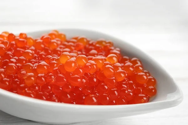 Taça de cerâmica com delicioso caviar vermelho na mesa, close-up — Fotografia de Stock