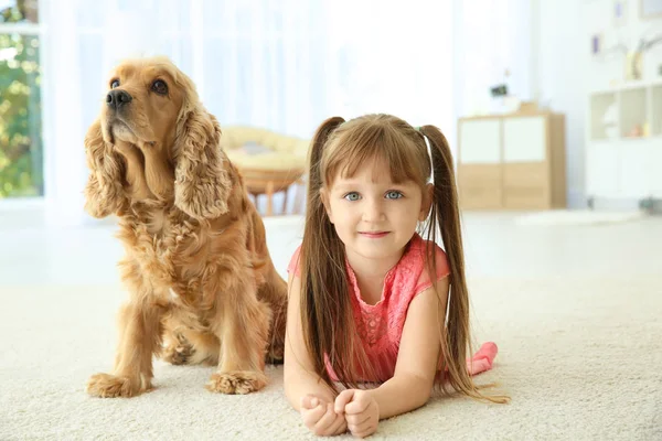 Schattig klein meisje met hond thuis — Stockfoto