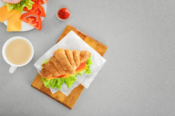 Дошка Смачним Бутербродом Круасанів Столі — стокове фото