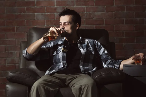 안락의 위스키를 마시는 알코올 중독의 — 스톡 사진