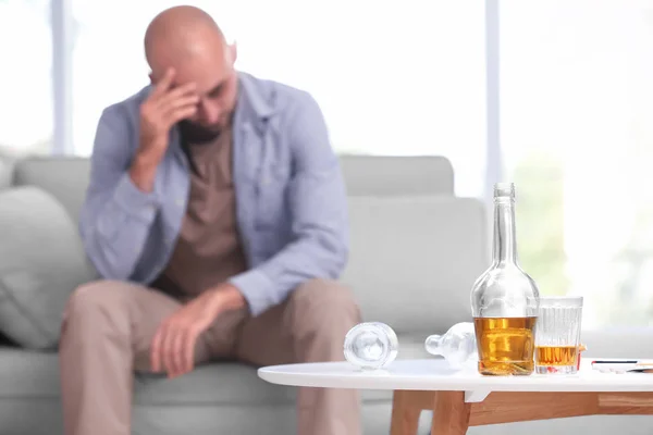 Tablo Arka Plan Üzerinde Sarhoş Depresif Adam Viski Şişesi Alkolizm — Stok fotoğraf