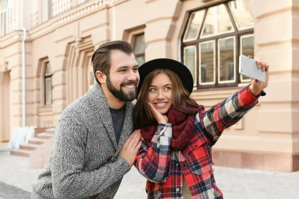 Joven pareja adorable tomando selfie al aire libre —  Fotos de Stock
