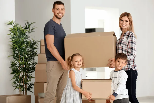 Glückliche Familie packt in neuer Wohnung aus — Stockfoto