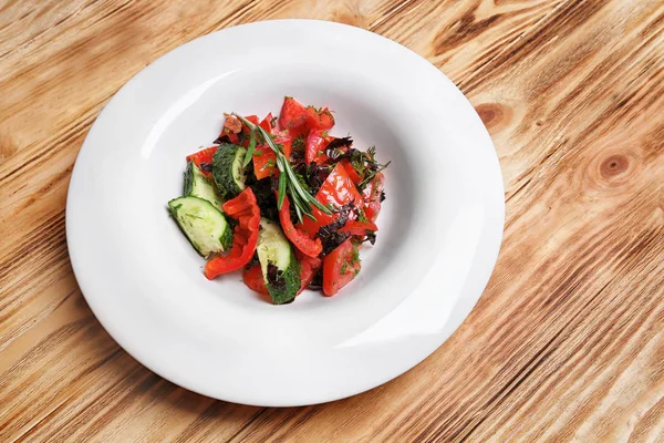 木桌新鲜蔬菜沙拉盘 — 图库照片