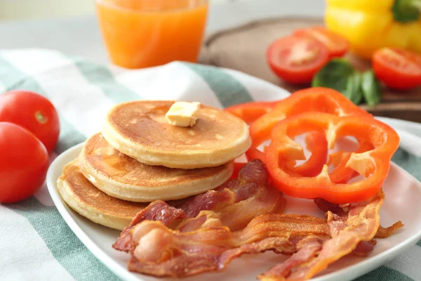 Tasty breakfast with pancakes and bacon on plate — Stock Photo, Image