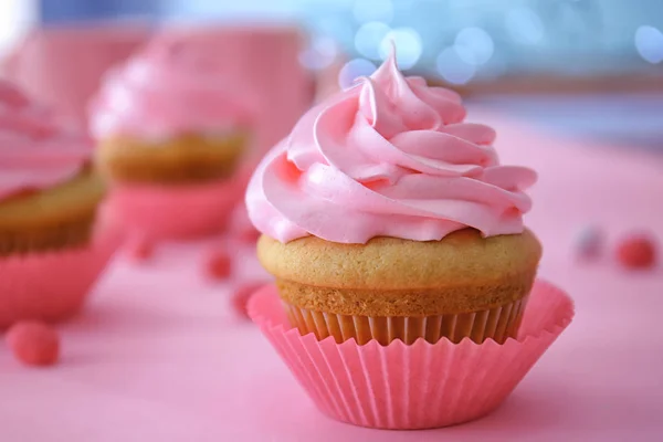 Delicioso cupcake en la mesa — Foto de Stock