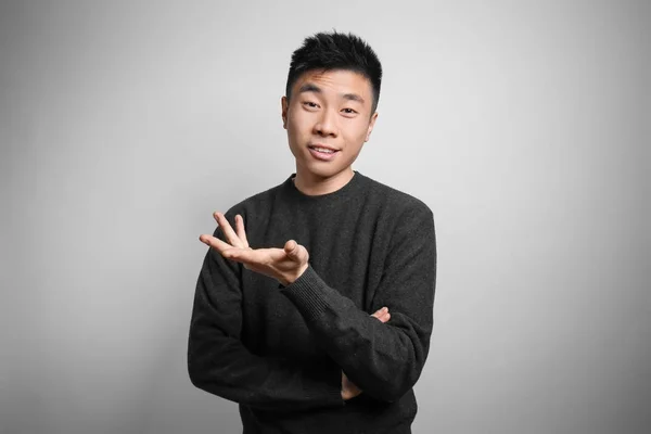 Retrato de un joven asiático sobre fondo claro — Foto de Stock