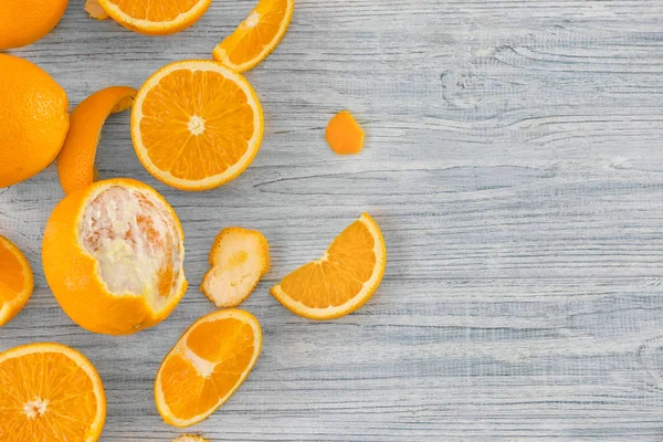 Naranjas Maduras Frescas Sobre Fondo Madera —  Fotos de Stock