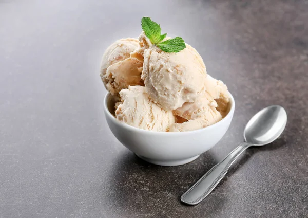 Delicioso helado de caramelo en un tazón en la mesa — Foto de Stock