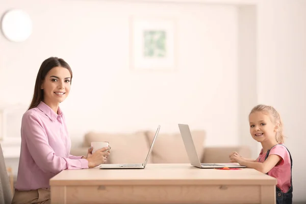 Fiatal nő, és a lánya a laptop otthon — Stock Fotó