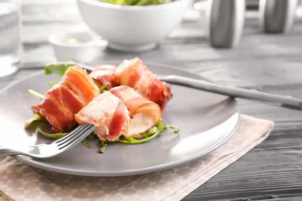 Plaat Met Spek Omwikkeld Kipnuggets Tafel Close — Stockfoto