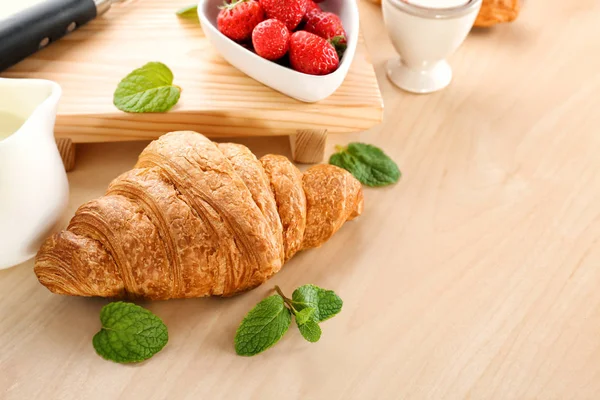 Välsmakande croissant på träbord — Stockfoto