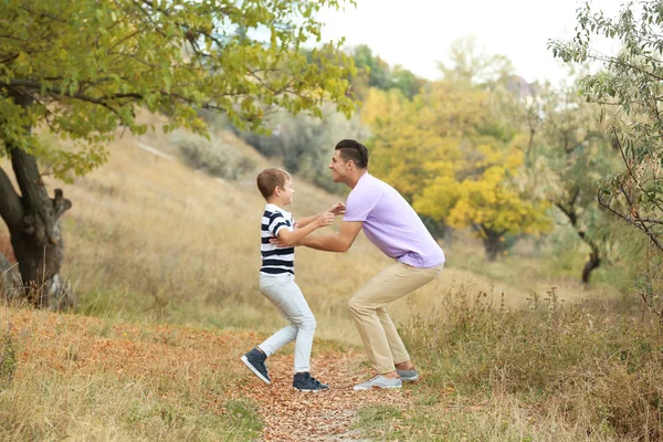 Apa és fia játszik vidéken — Stock Fotó
