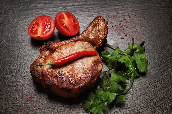 Koyu arka plan üzerinde sebze ile lezzetli ızgara kaburga — Stok fotoğraf