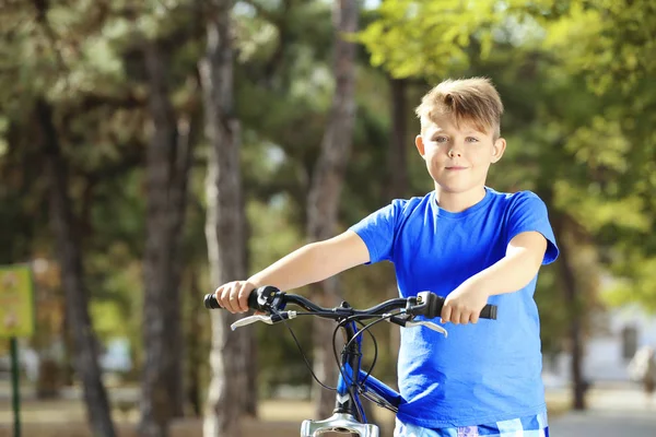 Chłopiec z rowerów w parku z nadwagą — Zdjęcie stockowe