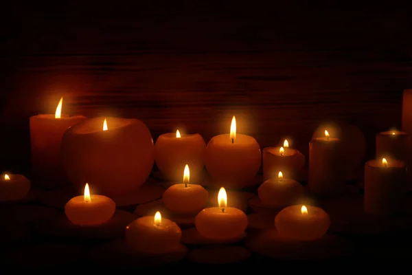 Candele accese su sfondo scuro — Foto Stock