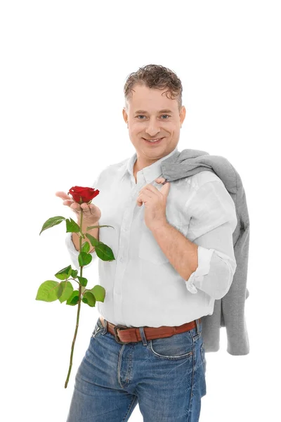 Schöner reifer Mann mit roter Rose, isoliert auf weißem Grund — Stockfoto